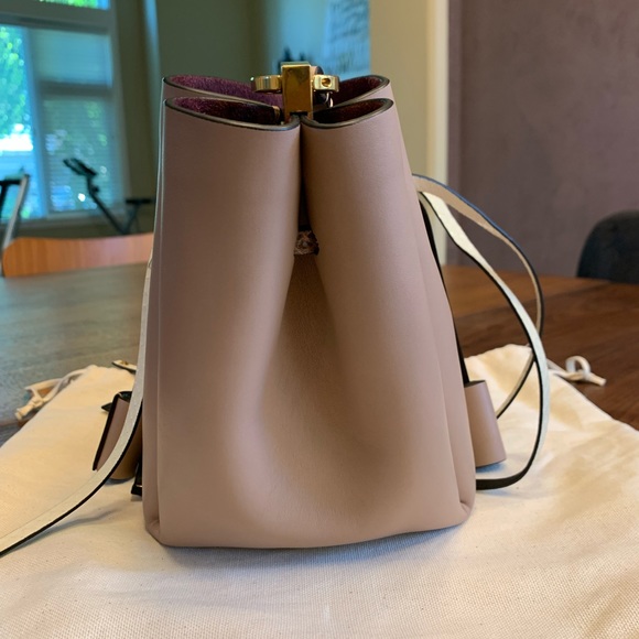 Valentino Rockstud V logo bucket crossbody medium - Picture 6 of 9